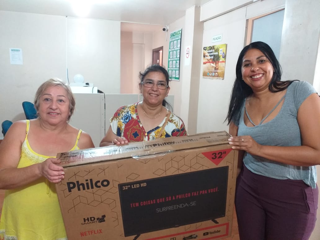 1. TV SMART Philco 32" LED HD: Vencedora Silvana Alves.